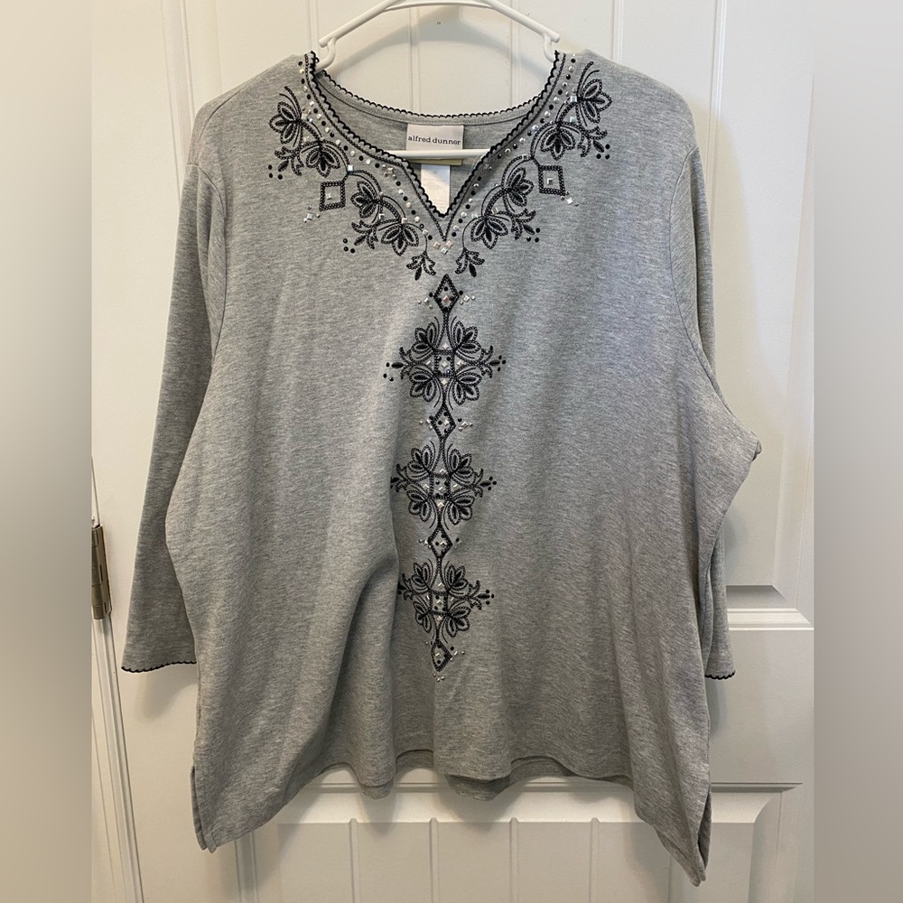 Alfred Dunner 1/4 sleeve grey embellished tunic. Size 2X.